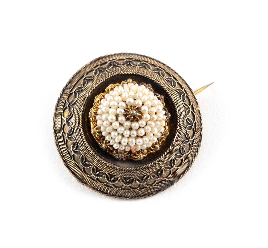 14KT YELLOW GOLD AND SEED PEARL PIN Approx. 3.1 total dwt.: 14KT YELLOW GOLD AND SEED PEARL PINFour rows of small seed pearls within an intricate floral and fine twisted wire surround. Diameter approx. 28.0mm.Approx. 3.1 total dwt.
