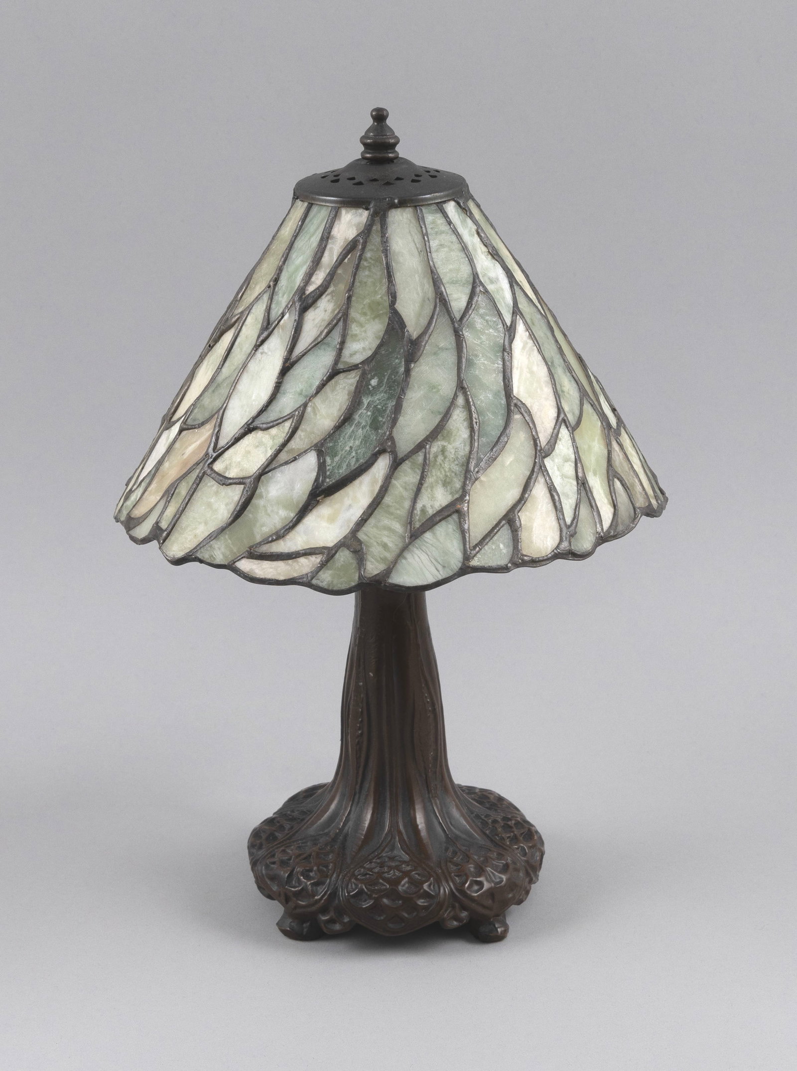TIFFANY-STYLE TABLE LAMP 20th Century Shade height 6". Width 8". Base height 7". (1 of 2)