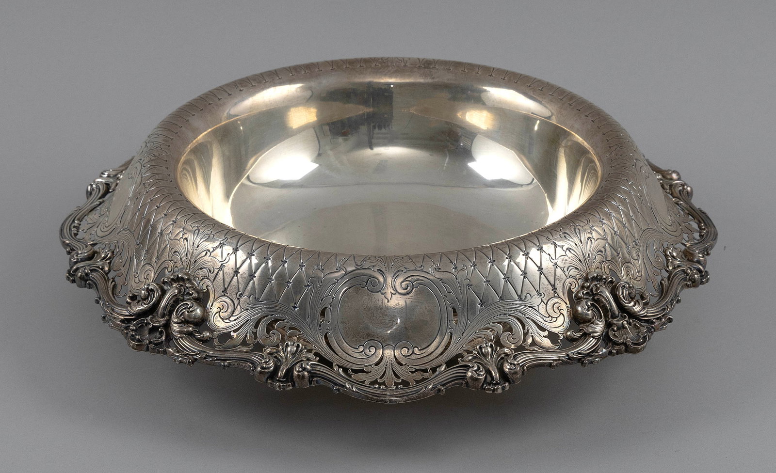 GORHAM STERLING SILVER CENTERPIECE BOWL Providence, Rhode Island, Early 20th Century Approx. 30.0: GORHAM STERLING SILVER CENTERPIECE BOWLProvidence, Rhode Island, Early 20th CenturyModel #4842L. Waterfall edge with an ornate quilted diamond pattern and a scrolling foliate border interrupted by a m