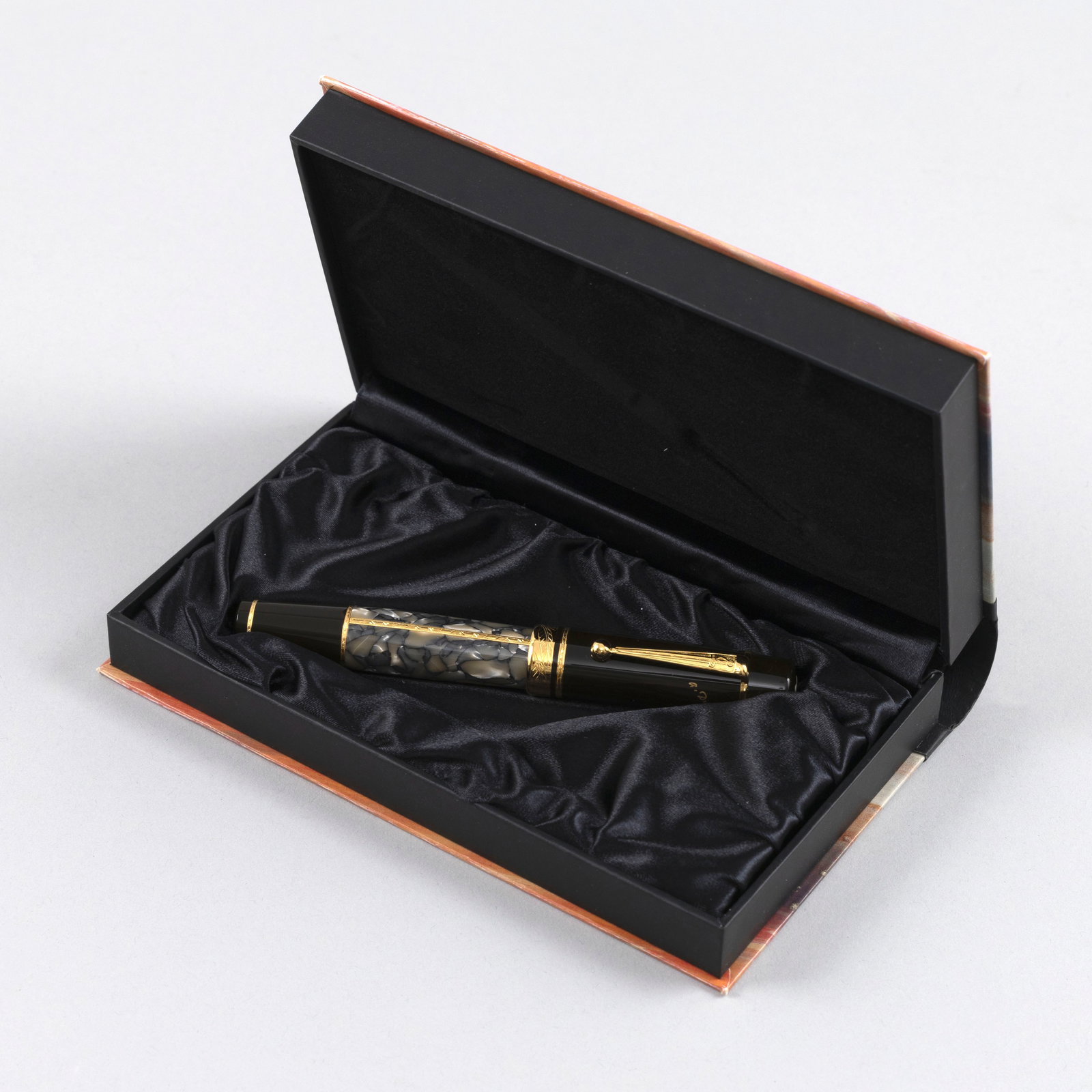 MONTBLANC ALEXANDRE DUMAS LIMITED EDITION FOUNTAIN PEN 1996 Pen length 5.25". Outer box 4.25" x: MONTBLANC ALEXANDRE DUMAS LIMITED EDITION FOUNTAIN PEN1996Part of the Writers Series as a tribute to the French novelist and playwright. Brown and marbled gray resin and vermeil, with a medium 18kt tw