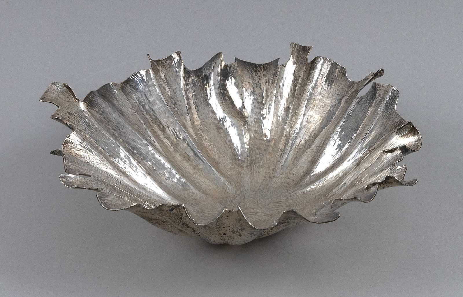 CONTEMPORARY STERLING SILVER BOWL 20th Century Approx. 19.6 troy oz.: CONTEMPORARY STERLING SILVER BOWL20th CenturyMarked "Sterling" and with an untraced maker's mark. Diameter 11".Approx. 19.6 troy oz.