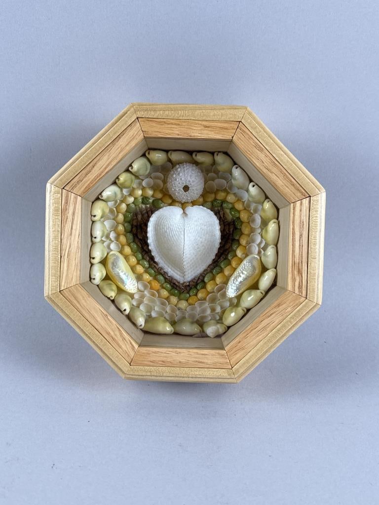 CONTEMPORARY SAILOR'S VALENTINE BY LYNDA SUSAN HENNIGAN Connecticut, 1951-2025 Case width 6". (1 of 4)