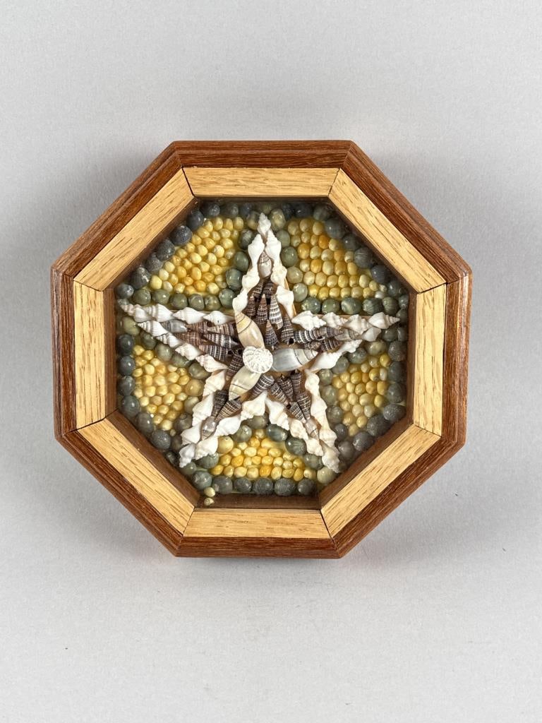 CONTEMPORARY SAILOR'S VALENTINE BY LYNDA SUSAN HENNIGAN Connecticut, 1951-2025 Case width 5.75". (1 of 4)