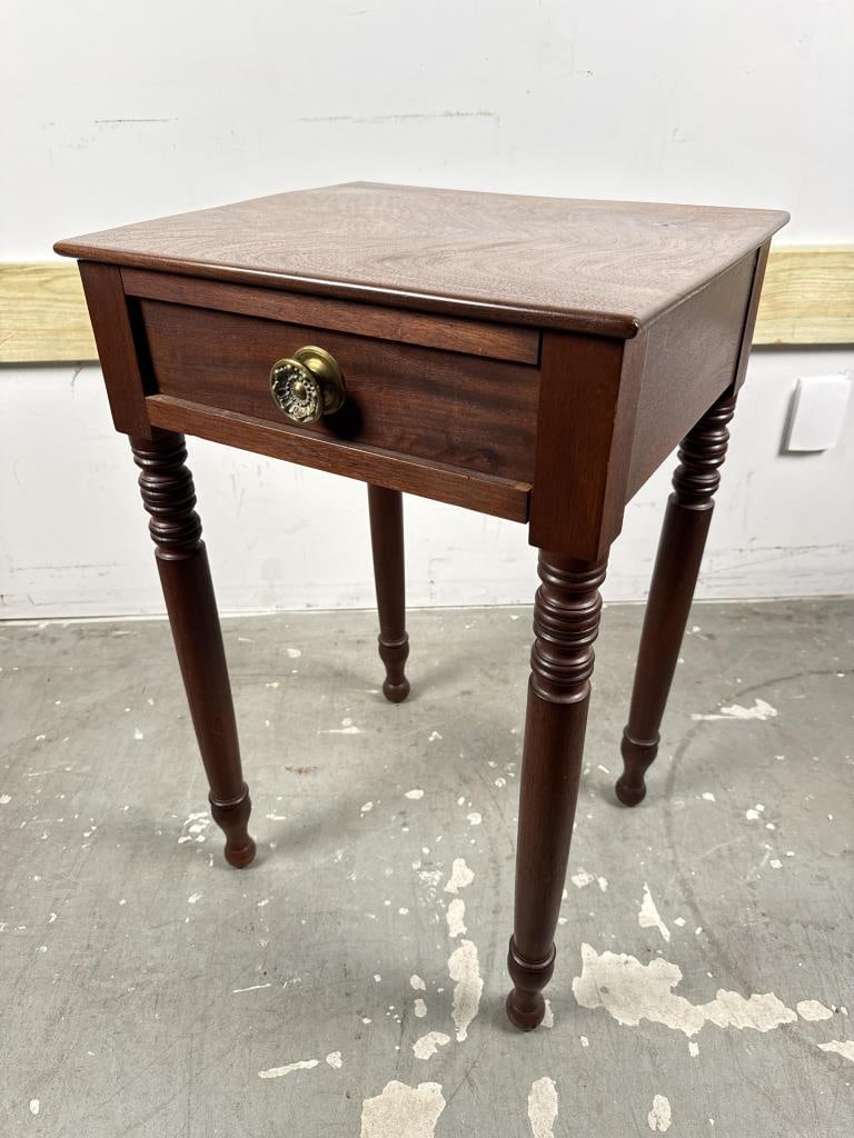 SHERATON MAHOGANY ONE-DRAWER STAND Litchfield, Connecticut, 19th Century Height 28.5". Width 18". (1 of 6)