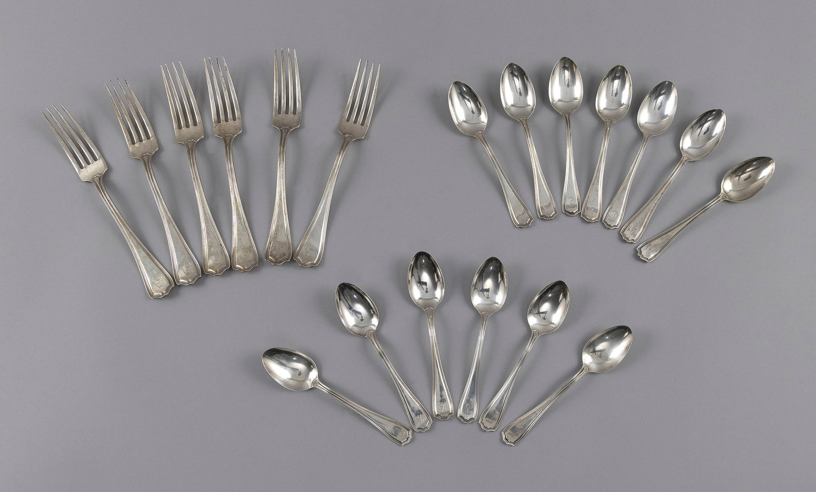 REED & BARTON "HEPPLEWHITE" STERLING SILVER FLATWARE Taunton, Massachusetts, Early to Mid-20th: REED & BARTON "HEPPLEWHITE" STERLING SILVER FLATWARE Taunton, Massachusetts, Early to Mid-20th Century Total of 19 pieces: 6 dinner forks, lengths 7.75" 13 teaspoons, lengths 5.75" Approx. 22.2 troy o