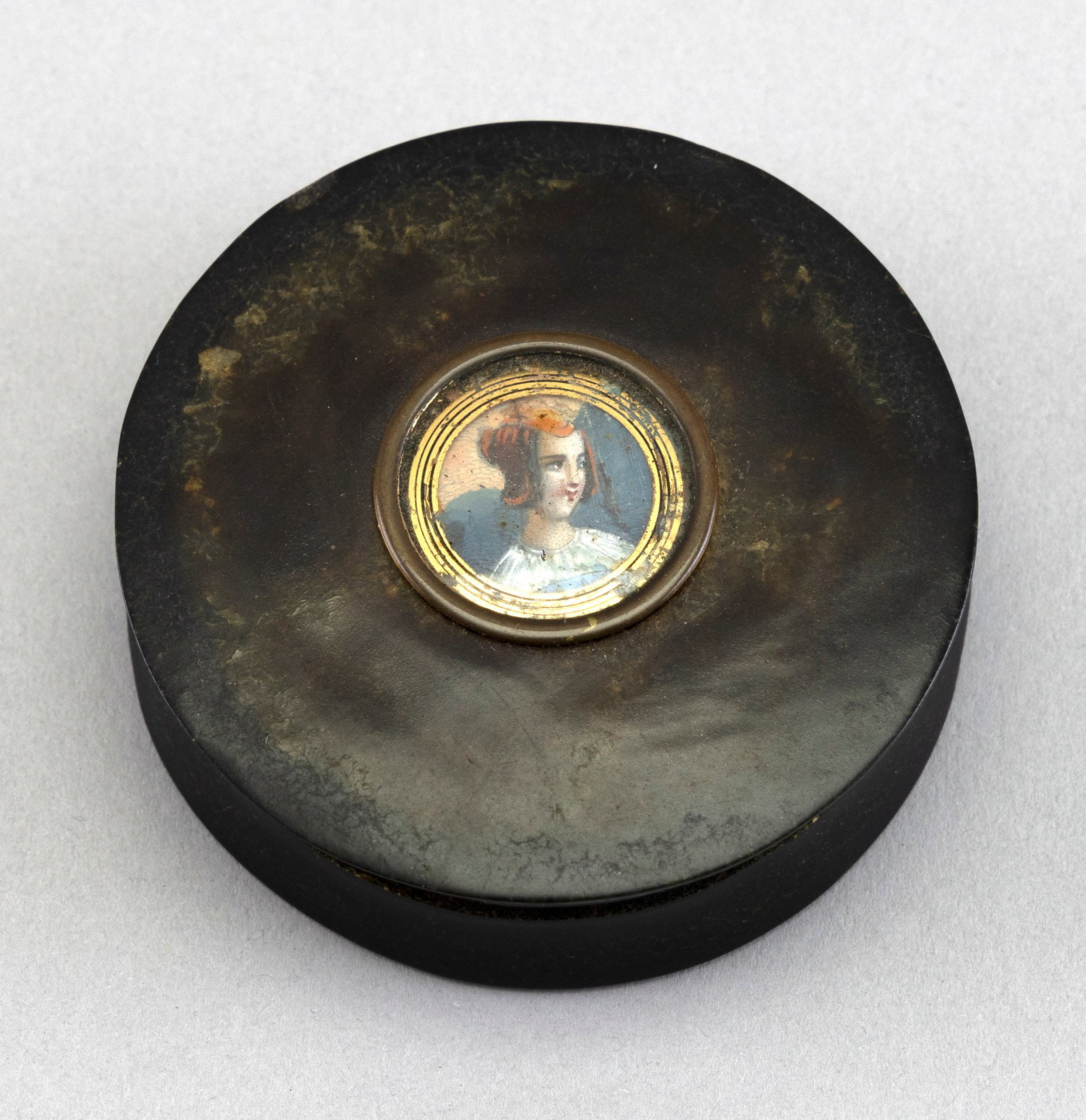 SHELLWORK BOX 19th Century Diameter 2.75".: SHELLWORK BOX 19th Century Inset with a bust portrait of a young woman. Diameter 2.75".