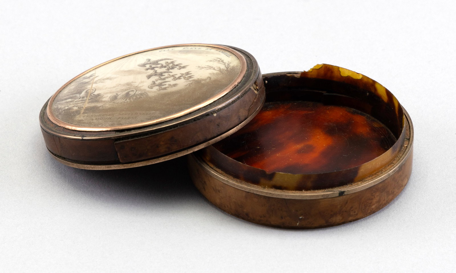 SHELLWORK BOX 19th Century Diameter 3". - 3