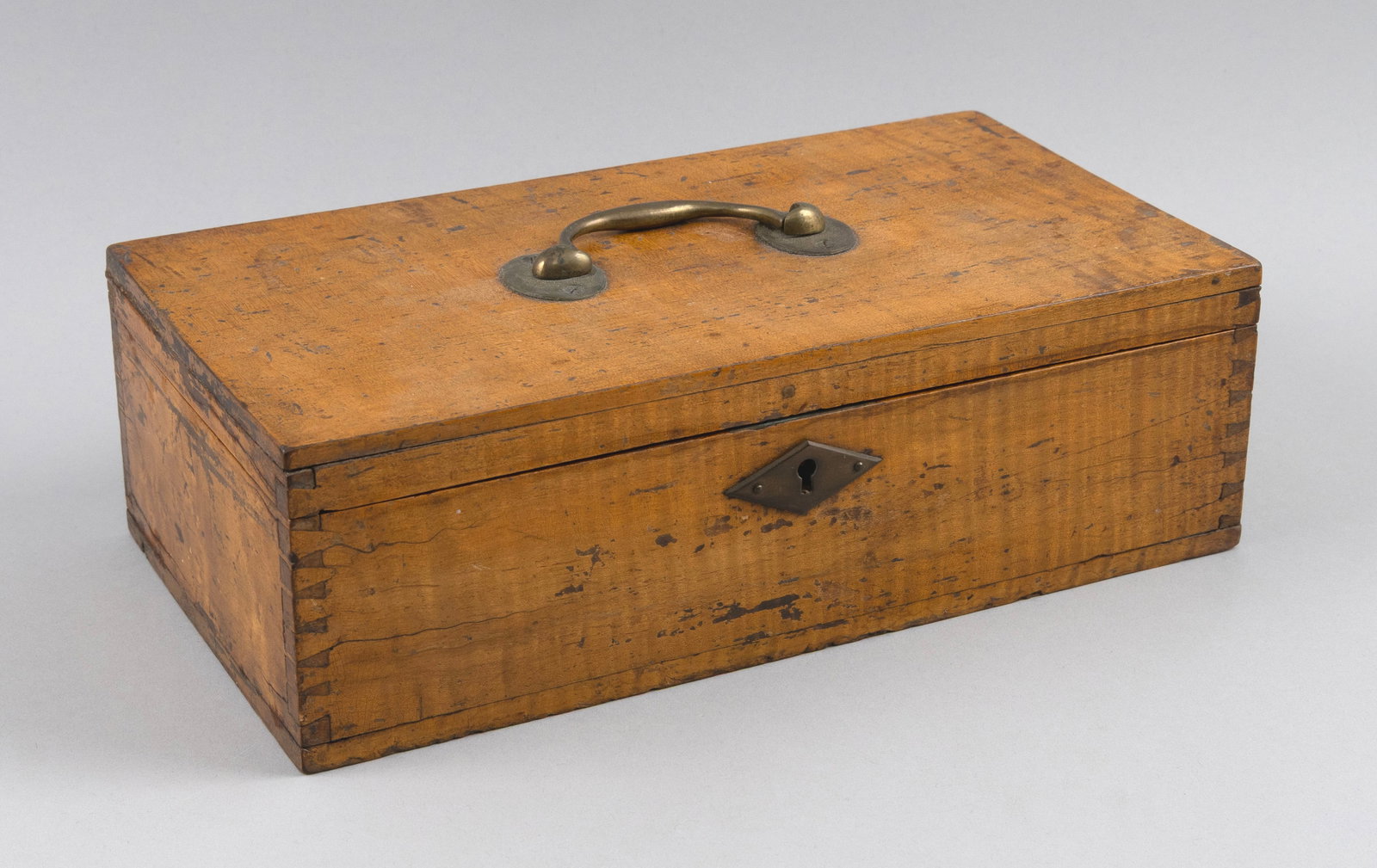 TIGER MAPLE DOCUMENT BOX CONTAINING GAME CHIPS America, 19th Century Box height 3.5". Width 11". (1 of 3)