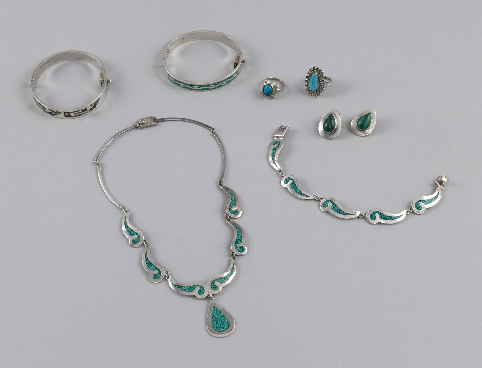 GROUP OF NATIVE AMERICAN STERLING SILVER JEWELRY (1 of 3)