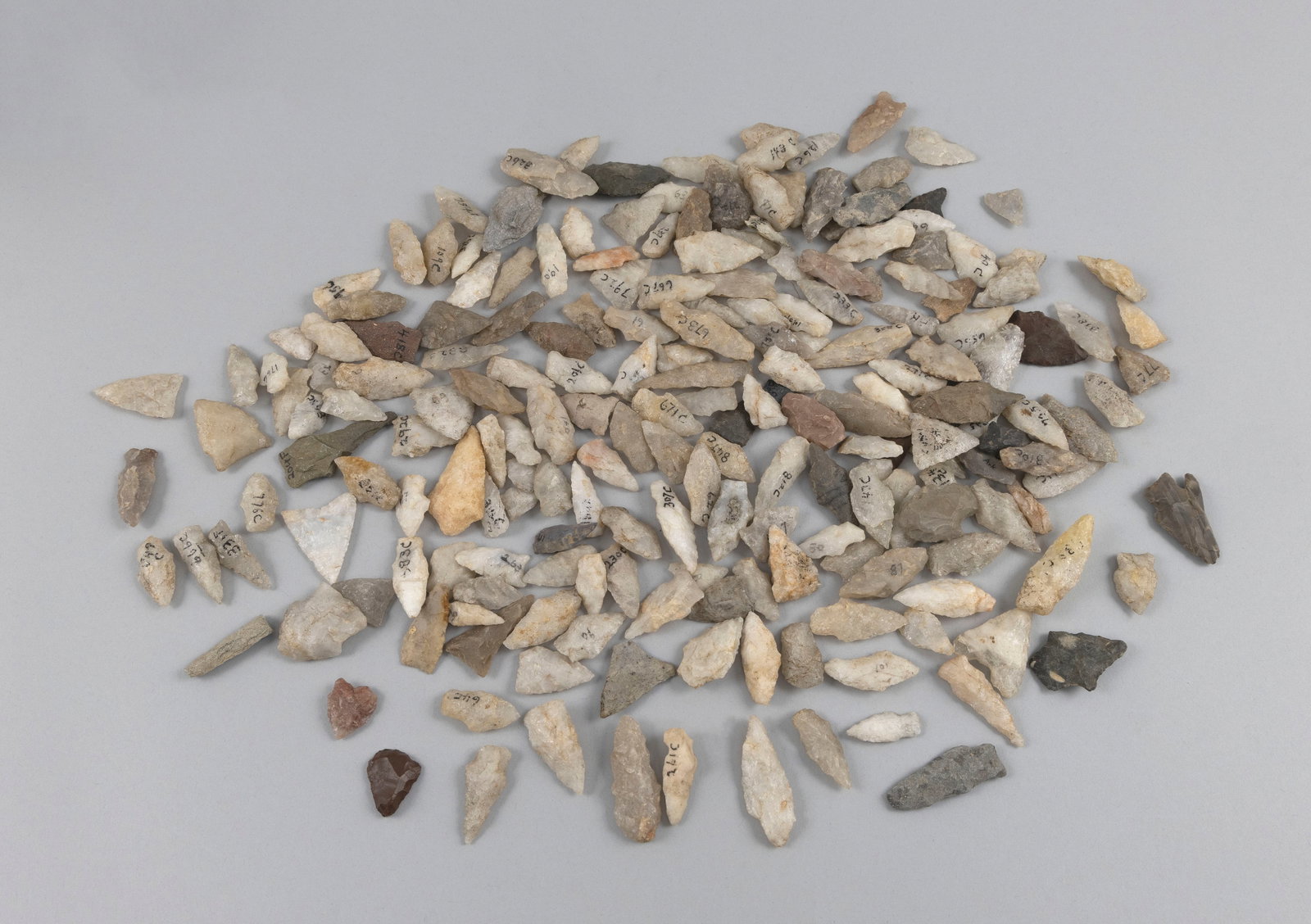 APPROX. 200 NATIVE AMERICAN ARROW POINTS Lengths from 3" to 5". (1 of 1)