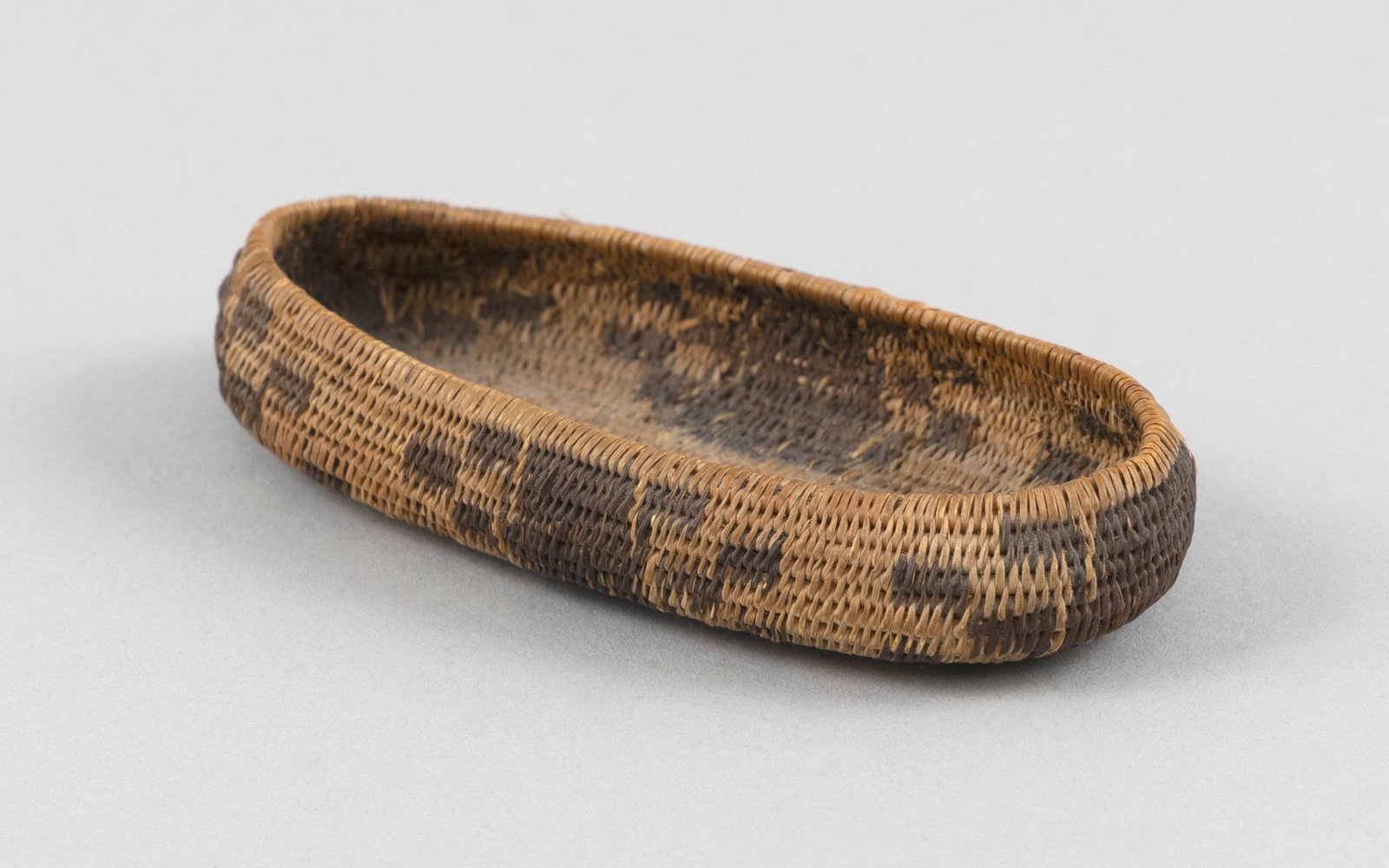 POMO MINIATURE CANOE BASKET California, Early 20th Century Length 3.5". (1 of 5)