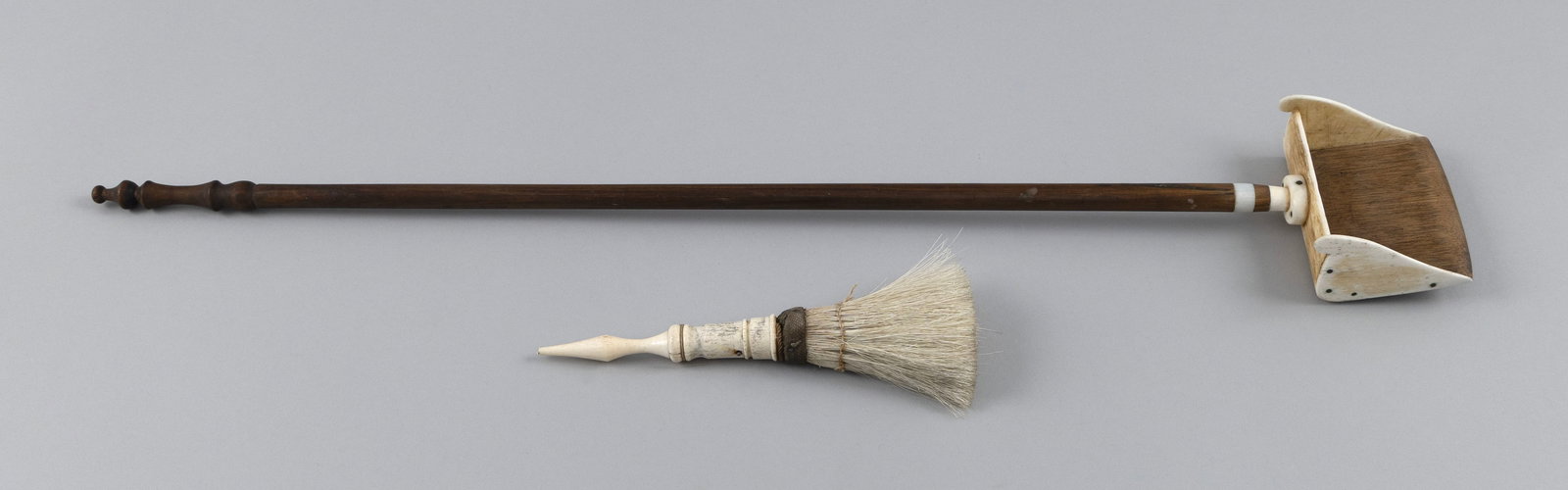 WHALEBONE AND WOOD CRUMB CATCHER AND BRUSH 19th Century Crumb catcher length 24". Brush length (1 of 3)