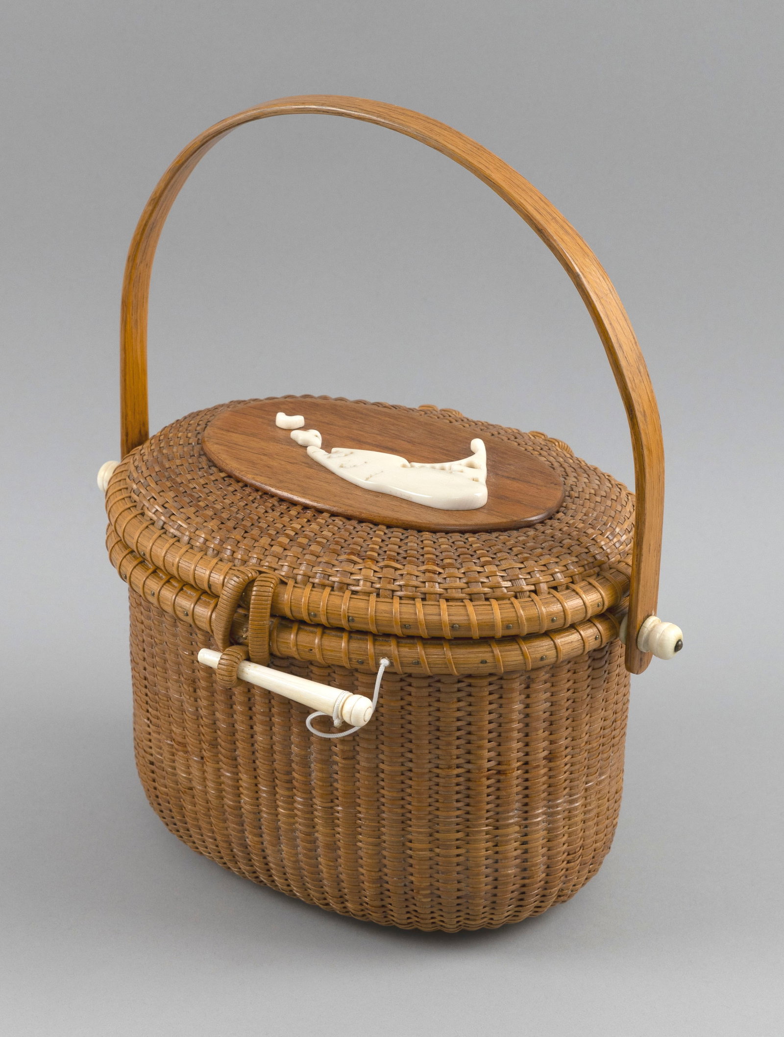 PAUL F. WHITTEN NANTUCKET BASKET PURSE Massachusetts, 1909-1988 Height 7". Length 10". (1 of 6)