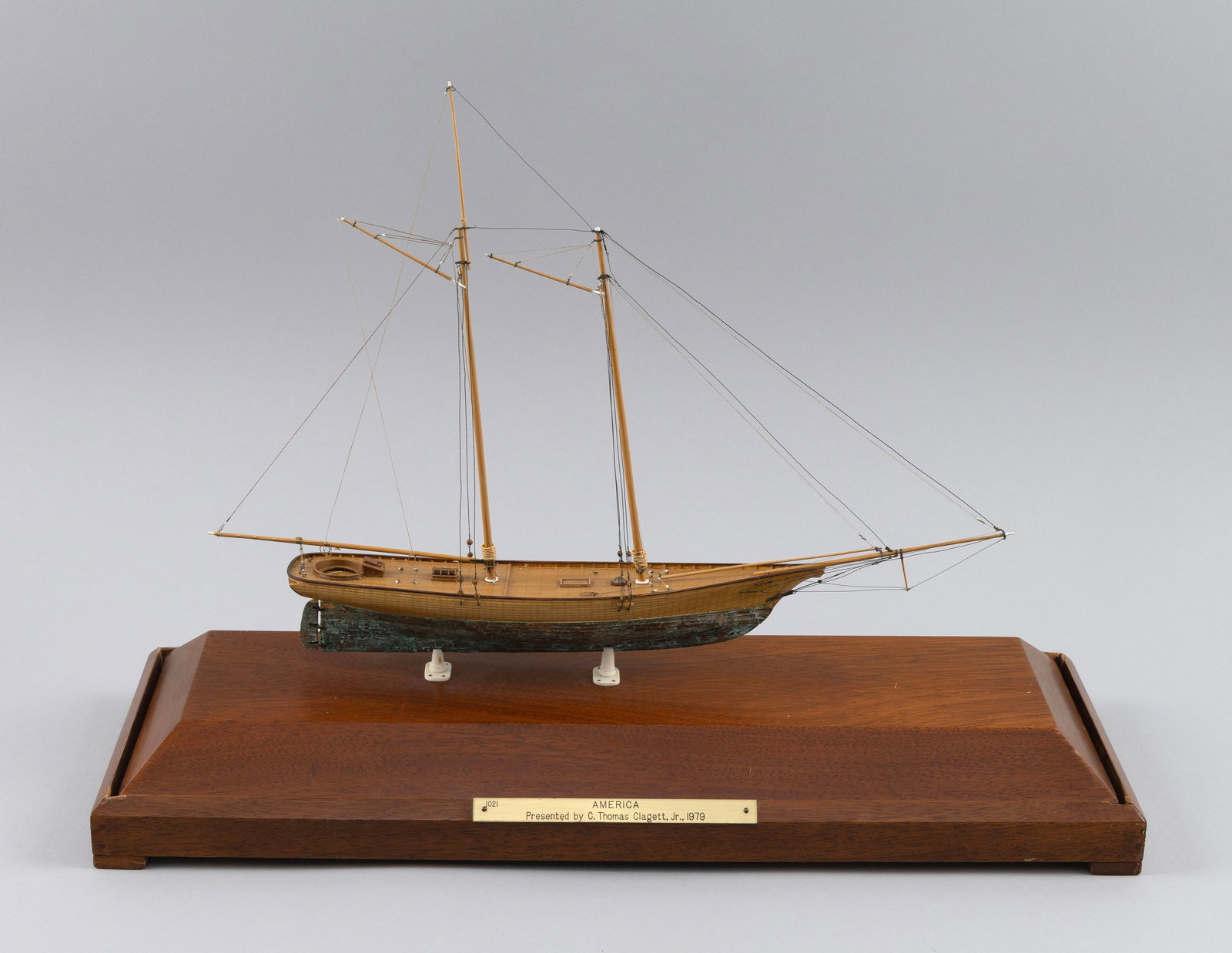 CASED MODEL OF SCHOONER YACHT "AMERICA" 20th Century Case height 16.5". Length 19". Width 7".: CASED MODEL OF SCHOONER YACHT "AMERICA" 20th Century Formerly displayed at the New York Yacht Club. Built in 3/32 inch equals 1 foot scale. Copper bottom. Natural finish topsides, deck and spurs. Blac