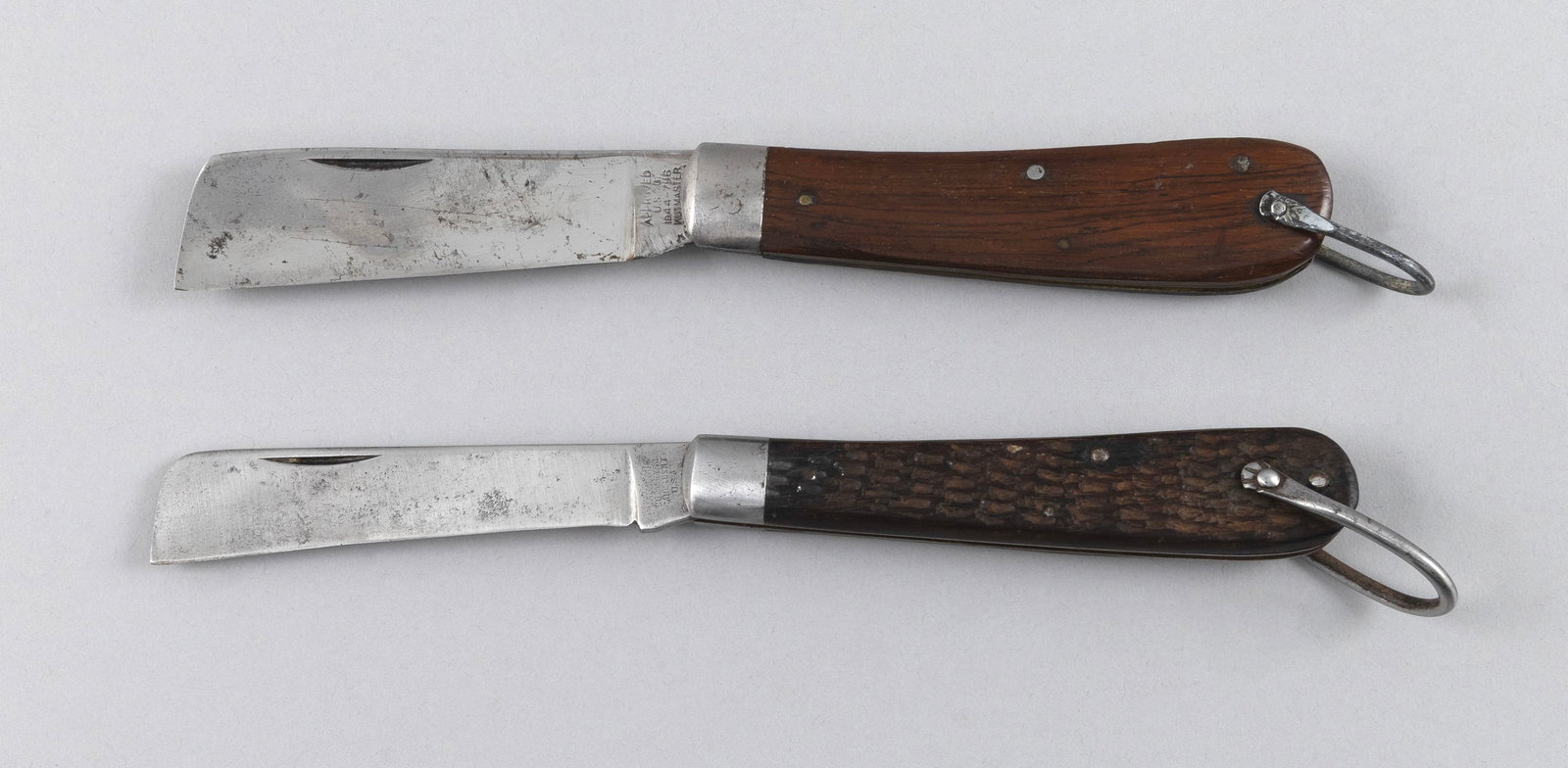 TWO RIGGING KNIVES Early 20th Century Blade lengths 3.5". Lengths open 7.5". (1 of 3)