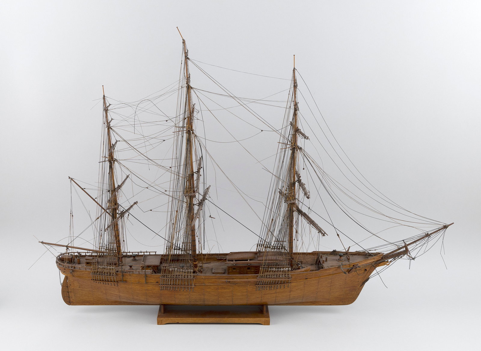 MODEL OF THE CLIPPER SHIP "THE FLYING CLOUD" Height 24". Length 36".: MODEL OF THE CLIPPER SHIP "THE FLYING CLOUD" Made by Walter Fox. Outfitted with ladders, capstans and lifeboats. Displayed on pedestals on a wood base. Height 24". Length 36".