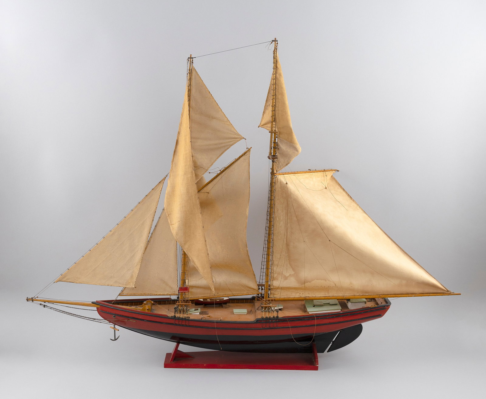 MODEL OF THE FISHING SCHOONER "BLUENOSE" 20th Century Height 35". Length 45". (1 of 3)