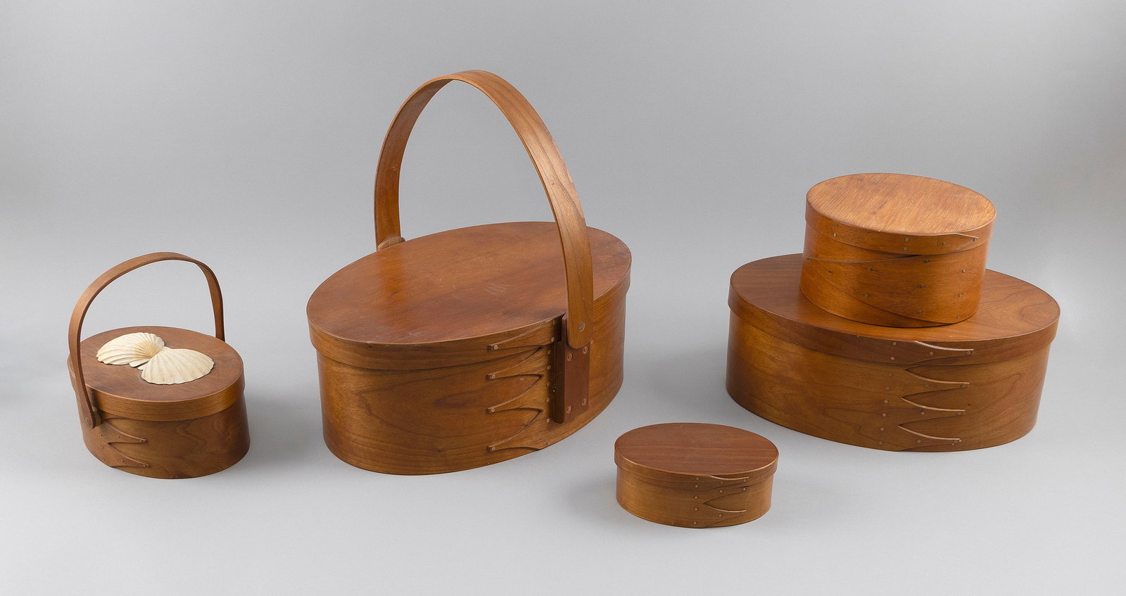 FIVE SHAKER-STYLE BOXES Contemporary Heights to 6". Lengths to 15.5". (1 of 4)