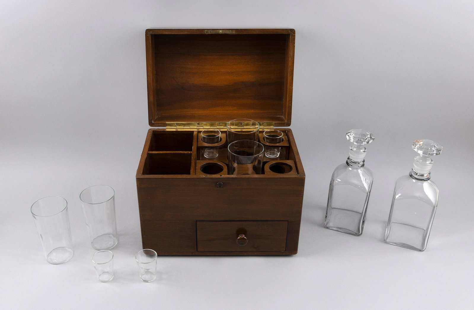 LIQUOR TANTALUS 20th Century Case height 11". Width 13". Depth 9". (1 of 4)