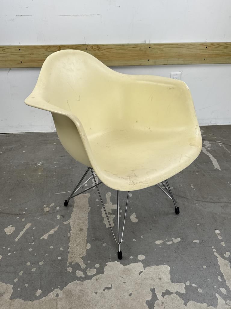 CHARLES AND RAY EAMES PLASTIC ARMCHAIR 20th Century (1 of 4)