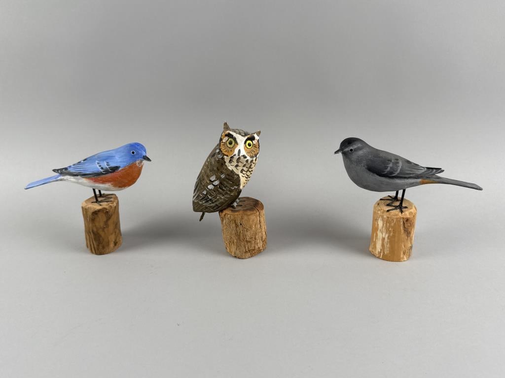 THREE PETER PELTZ BIRD CARVINGS East Sandwich, Massachusetts, 1915-2001 Heights 5.25", 5.5" and (1 of 5)