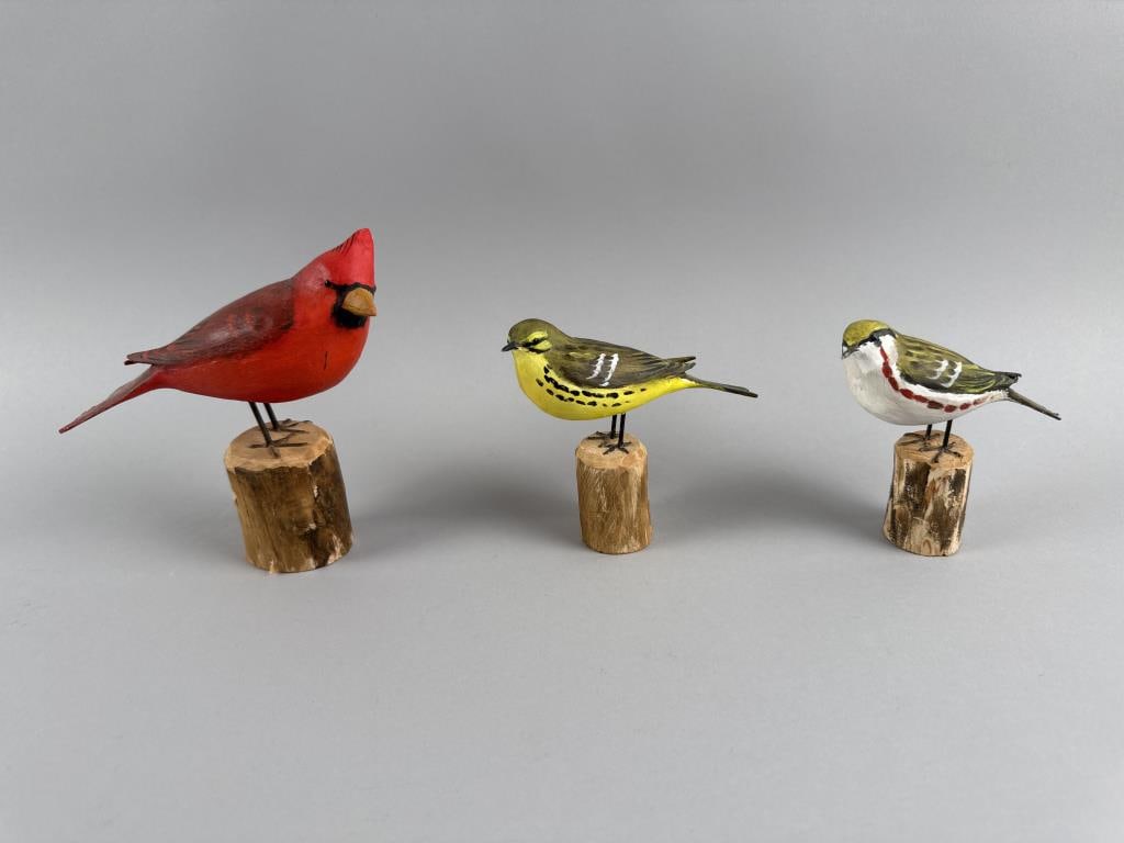 THREE PETER PELTZ SONGBIRD CARVINGS East Sandwich, Massachusetts, 1915-2001 Heights 4" and 5.5". (1 of 5)