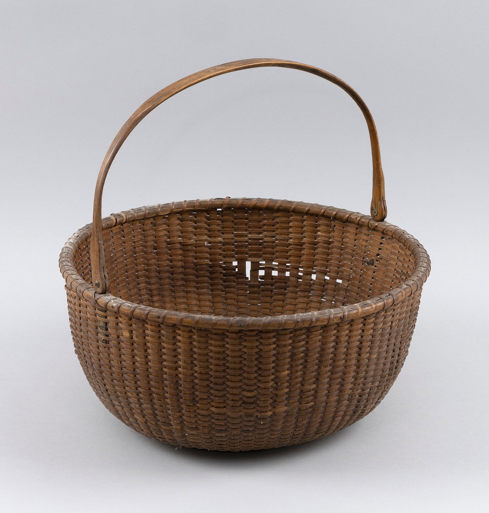 NANTUCKET BASKET 20th Century Height 5.5". Diameter 12".: NANTUCKET BASKET 20th Century With swing handle. Unmarked. Height 5.5". Diameter 12".