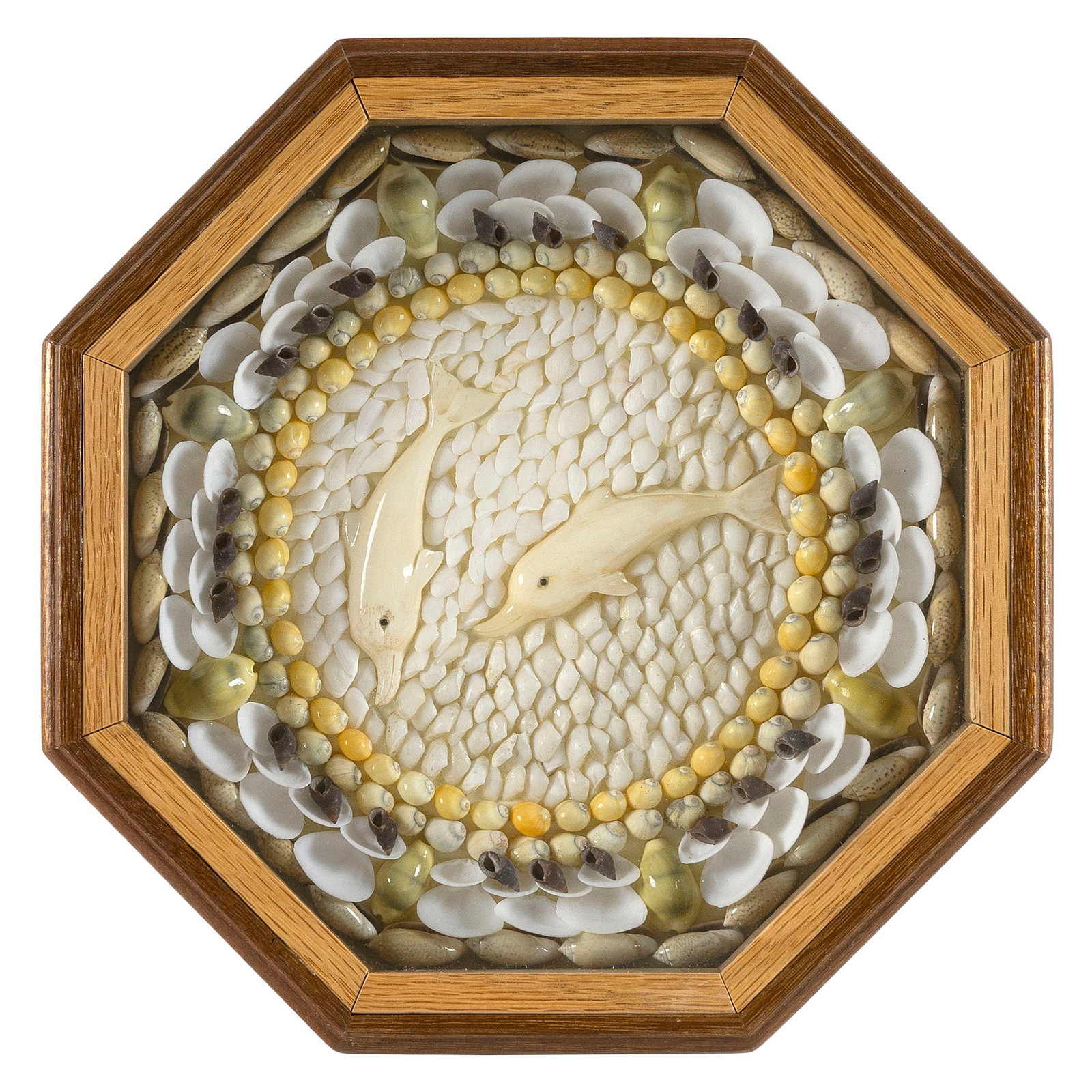 LYNDA SUSAN HENNIGAN (Connecticut, 1951-2025), Sailor's valentine composed of multicolored shells (1 of 2)