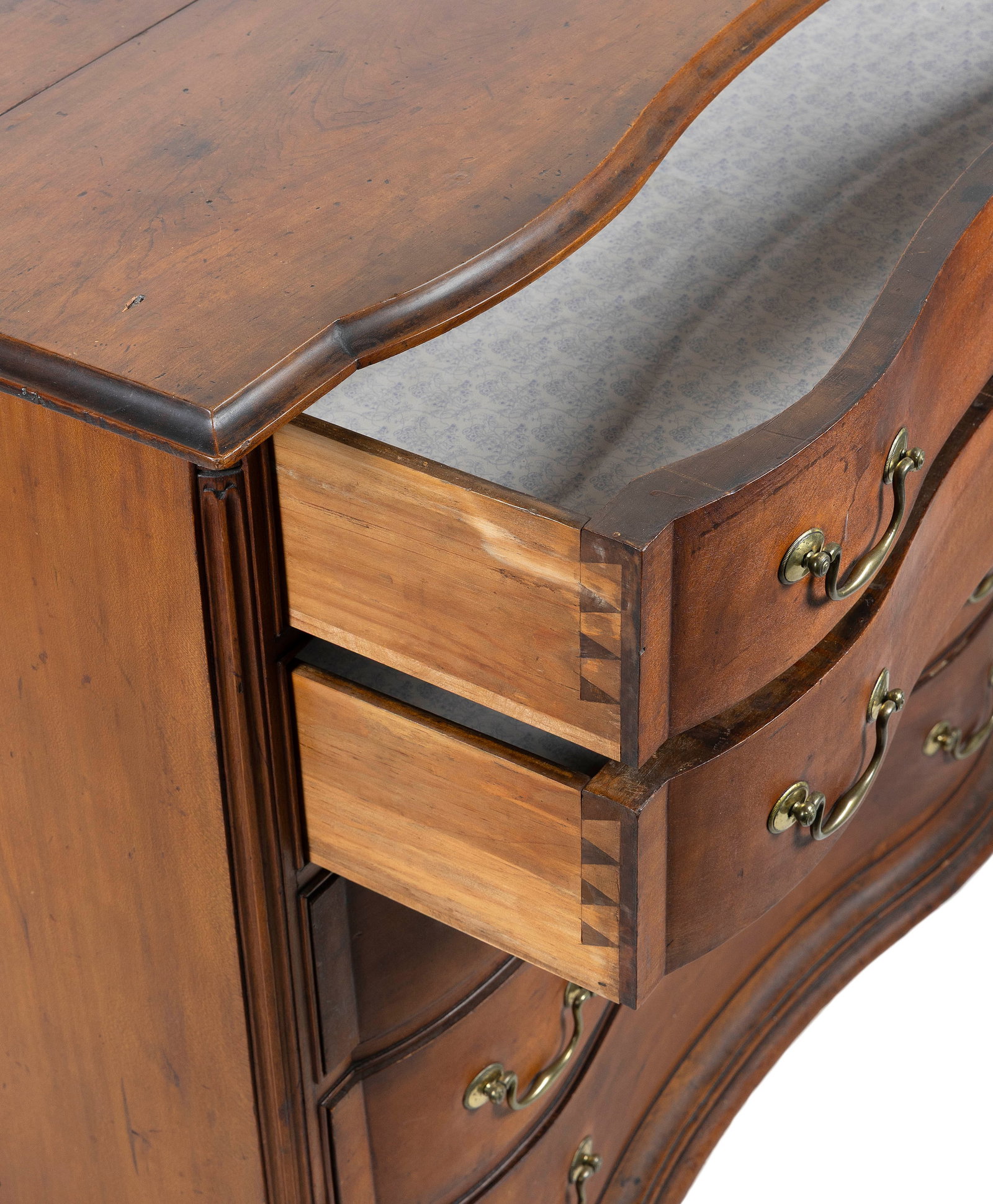 CHIPPENDALE CHERRY REVERSE-SERPENTINE CHEST OF DRAWERS Connecticut, probably Colchester Area, Circa - 3