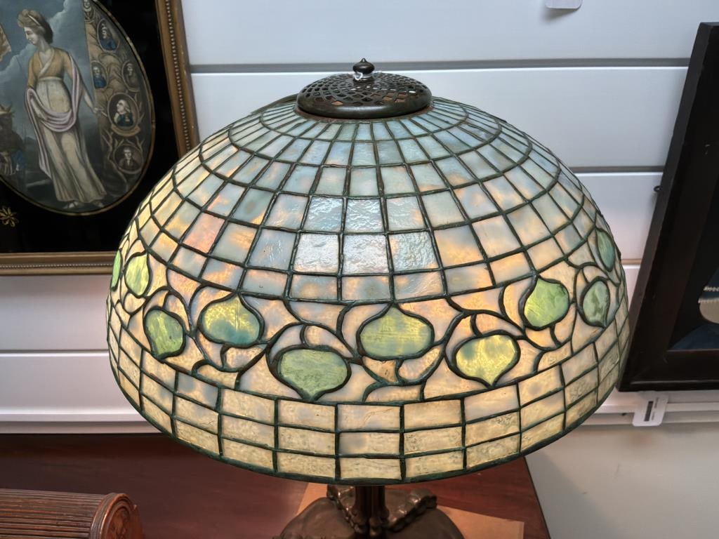 TIFFANY STUDIOS "ACORN" LEADED GLASS AND PATINATED BRONZE TABLE LAMP New York, Circa 1900 Height - 15