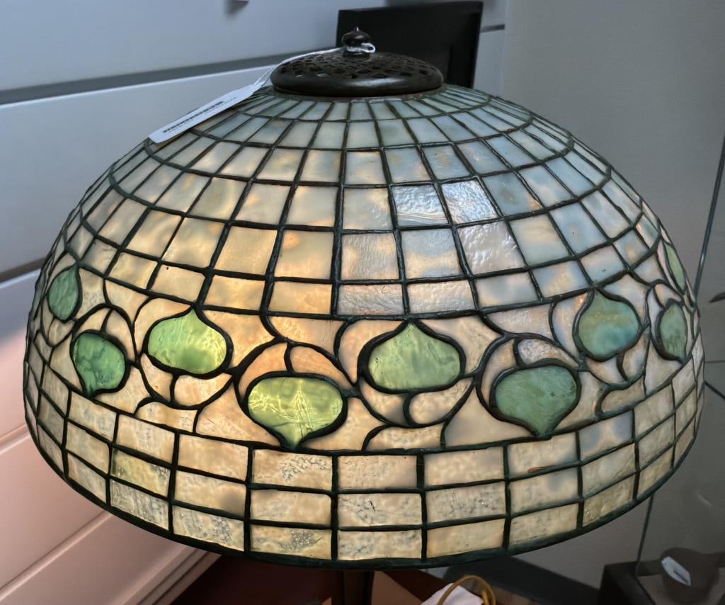 TIFFANY STUDIOS "ACORN" LEADED GLASS AND PATINATED BRONZE TABLE LAMP New York, Circa 1900 Height - 17