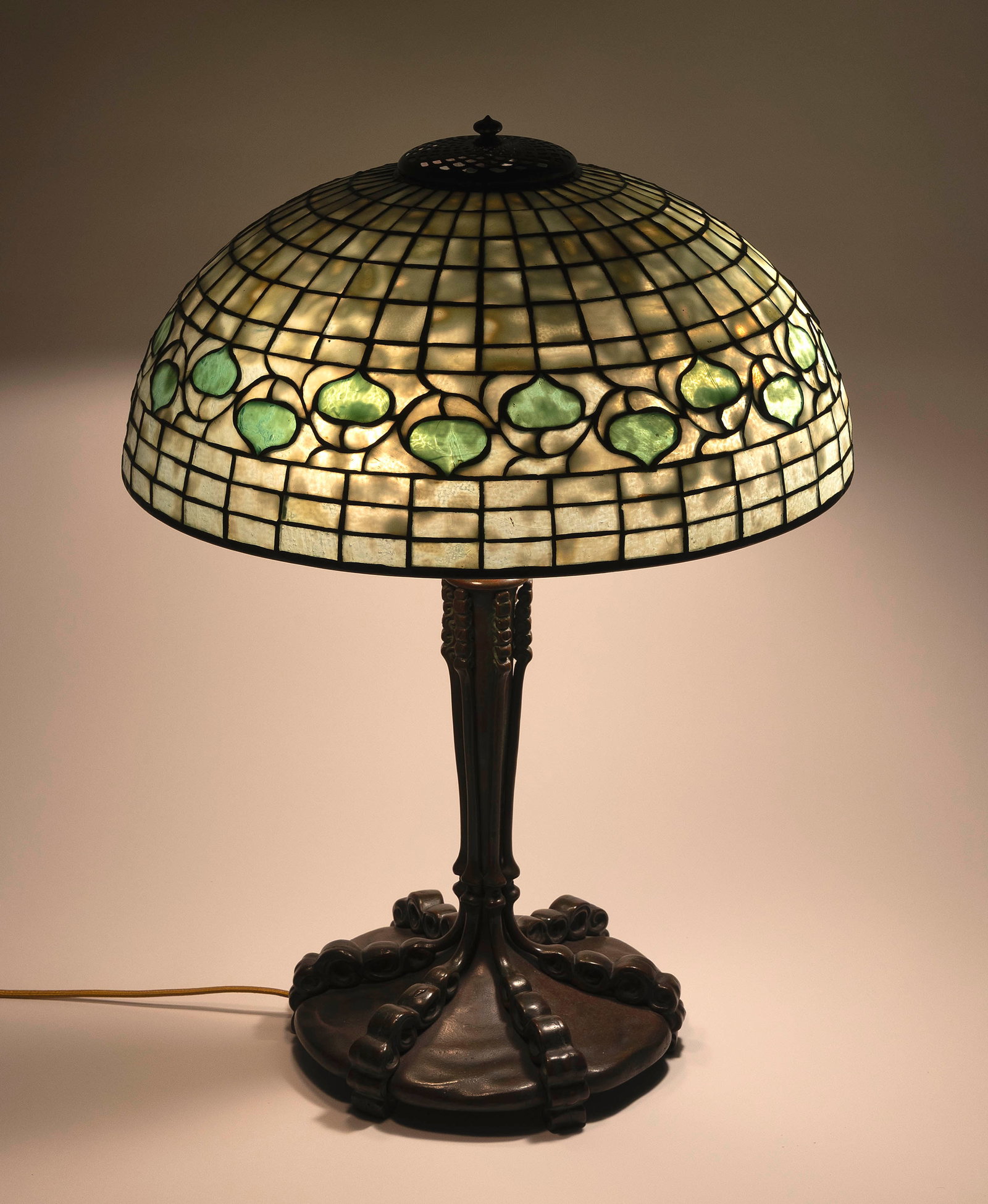 TIFFANY STUDIOS "ACORN" LEADED GLASS AND PATINATED BRONZE TABLE LAMP New York, Circa 1900 Height - 2