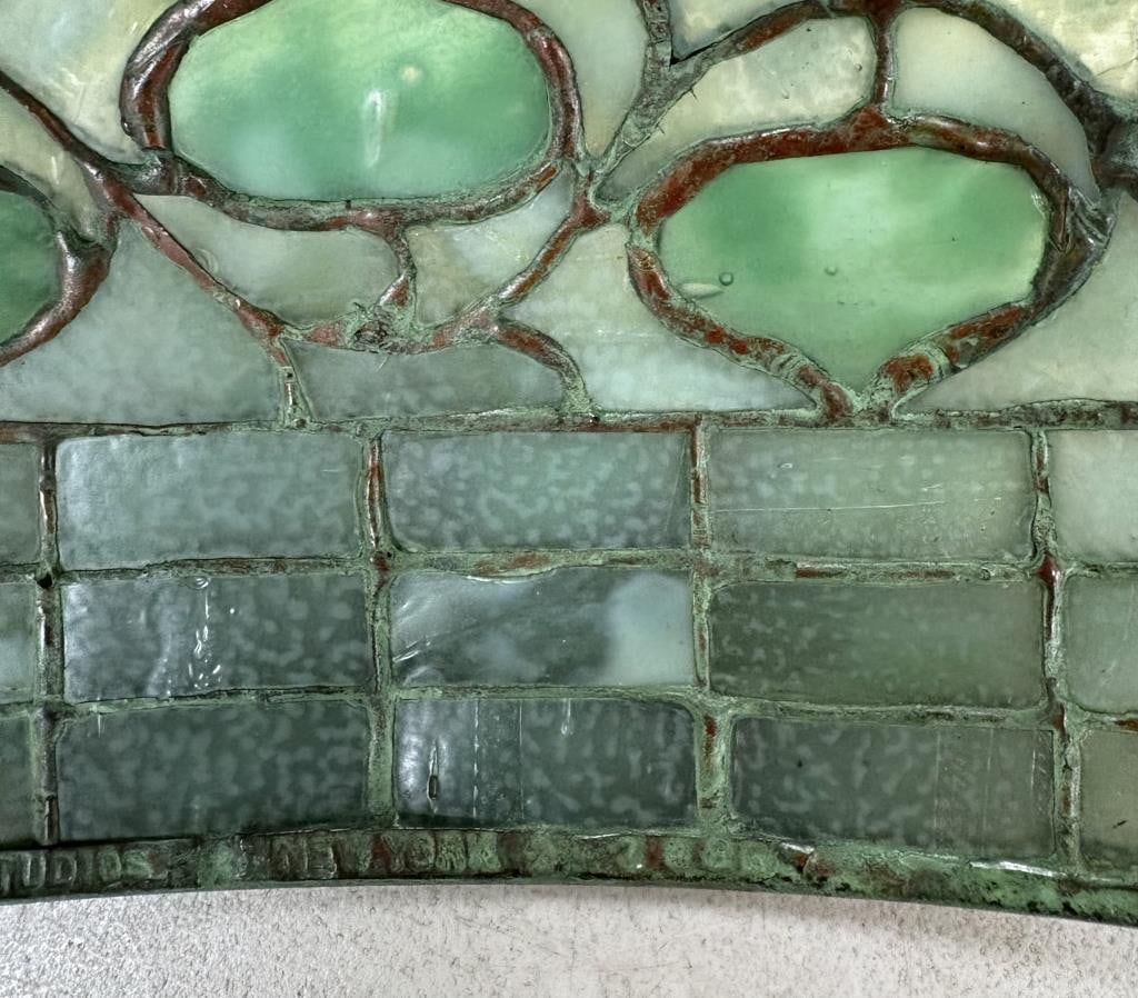 TIFFANY STUDIOS "ACORN" LEADED GLASS AND PATINATED BRONZE TABLE LAMP New York, Circa 1900 Height - 9