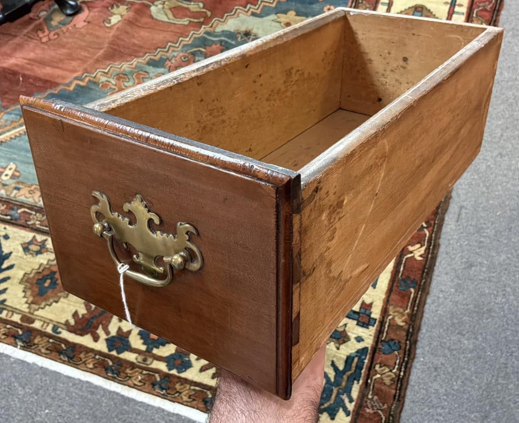 EXTREMELY RARE AND IMPORTANT QUEEN ANNE CHERRY DRESSING TABLE WITH SCALLOPED TOP Wethersfield Area, - 10