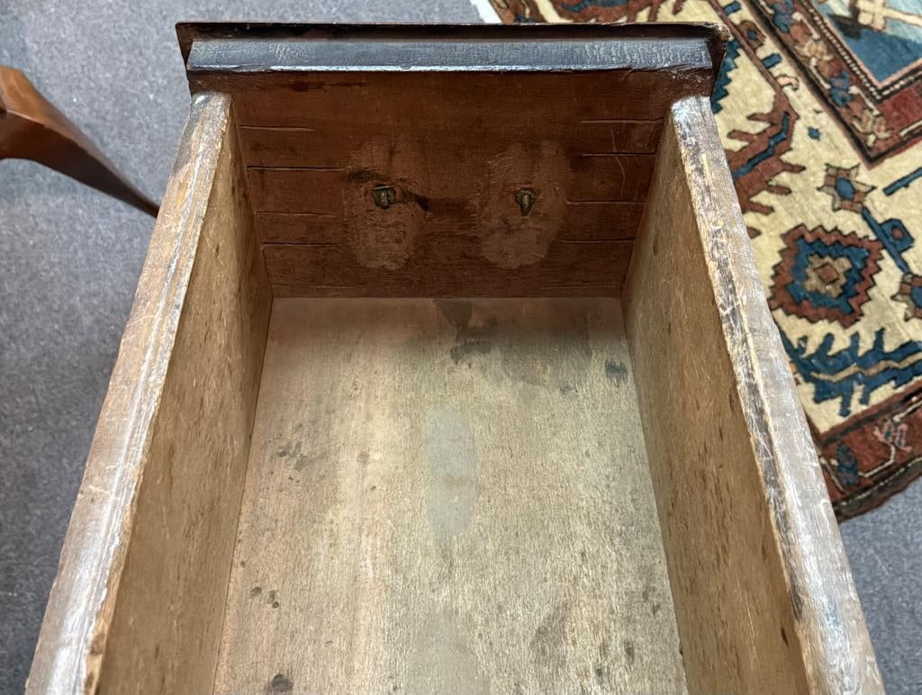 EXTREMELY RARE AND IMPORTANT QUEEN ANNE CHERRY DRESSING TABLE WITH SCALLOPED TOP Wethersfield Area, - 11