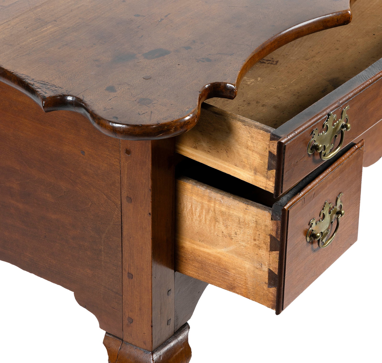 EXTREMELY RARE AND IMPORTANT QUEEN ANNE CHERRY DRESSING TABLE WITH SCALLOPED TOP Wethersfield Area, - 2