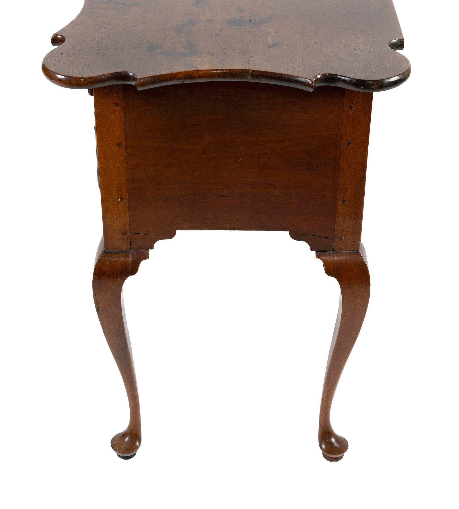EXTREMELY RARE AND IMPORTANT QUEEN ANNE CHERRY DRESSING TABLE WITH SCALLOPED TOP Wethersfield Area, - 3