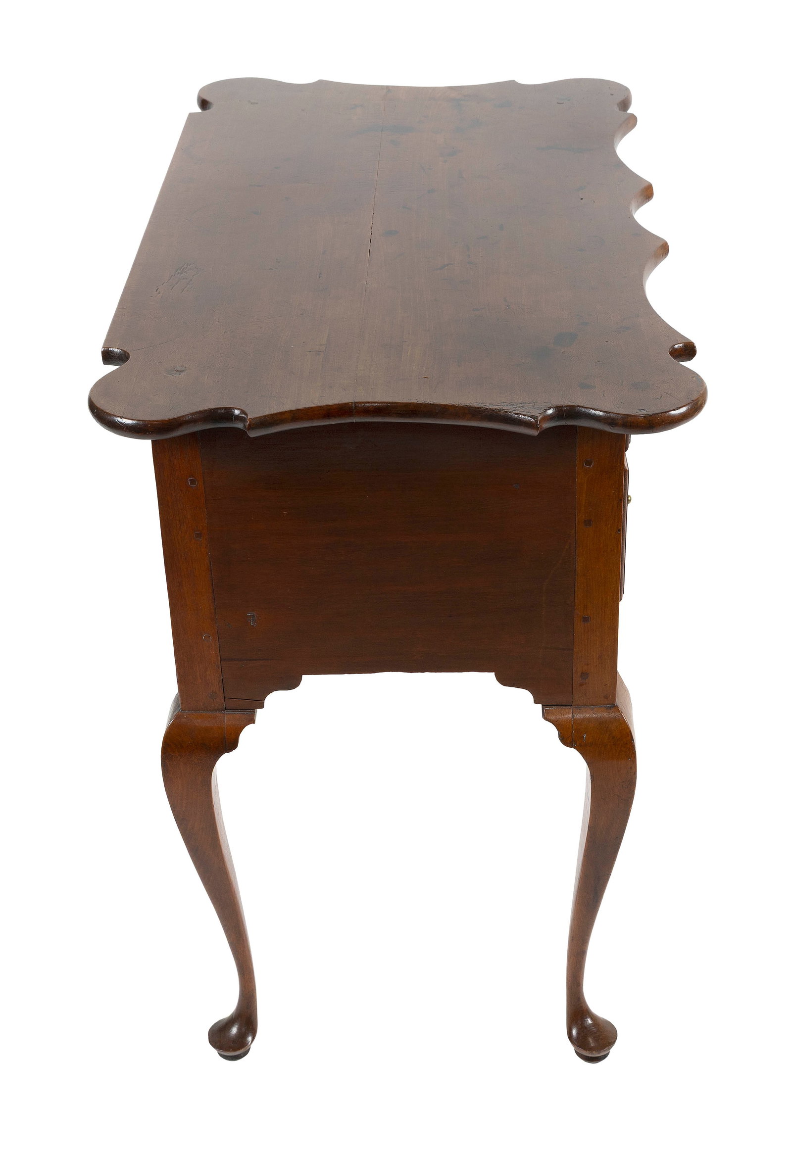 EXTREMELY RARE AND IMPORTANT QUEEN ANNE CHERRY DRESSING TABLE WITH SCALLOPED TOP Wethersfield Area, - 4