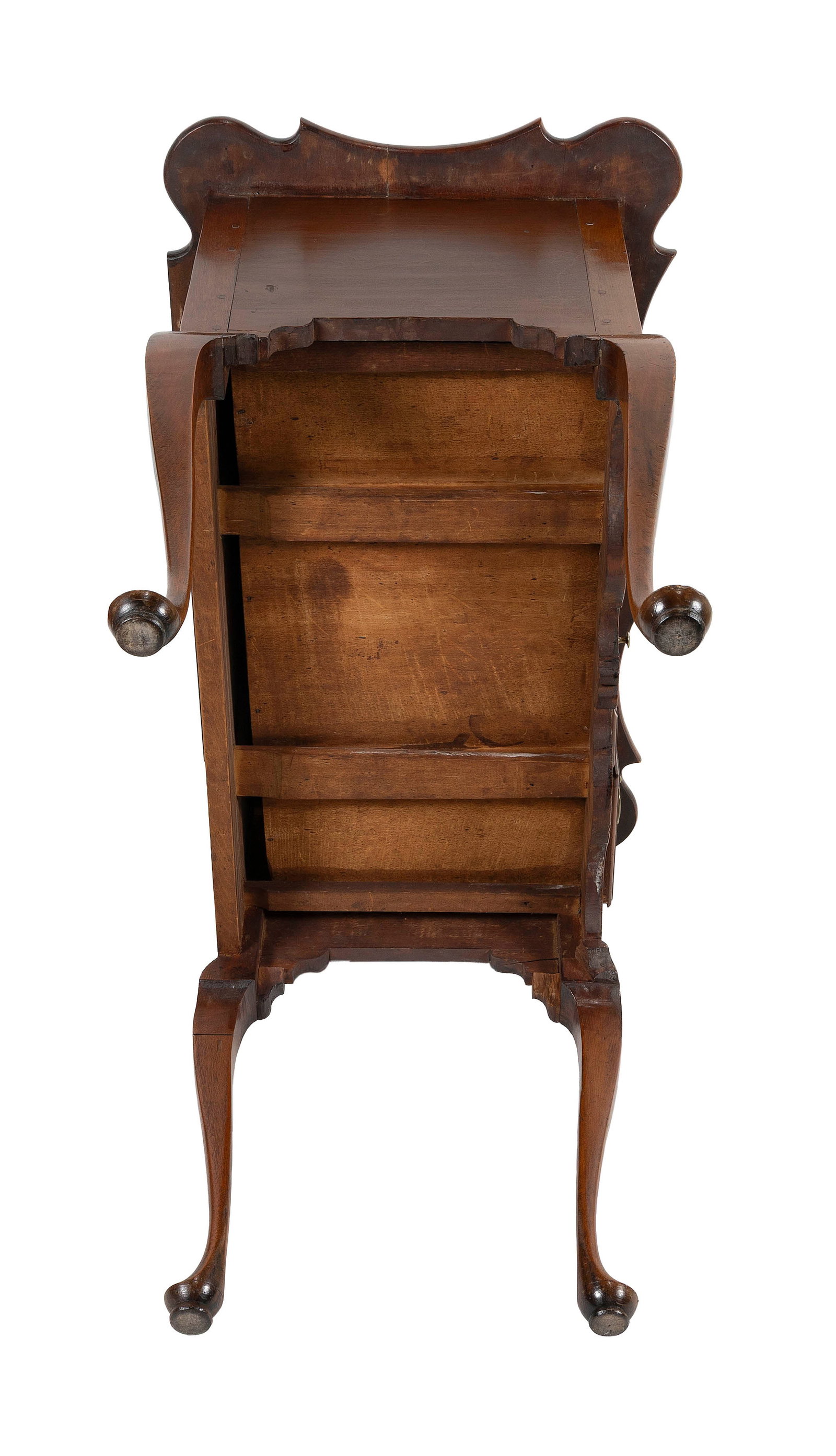 EXTREMELY RARE AND IMPORTANT QUEEN ANNE CHERRY DRESSING TABLE WITH SCALLOPED TOP Wethersfield Area, - 6