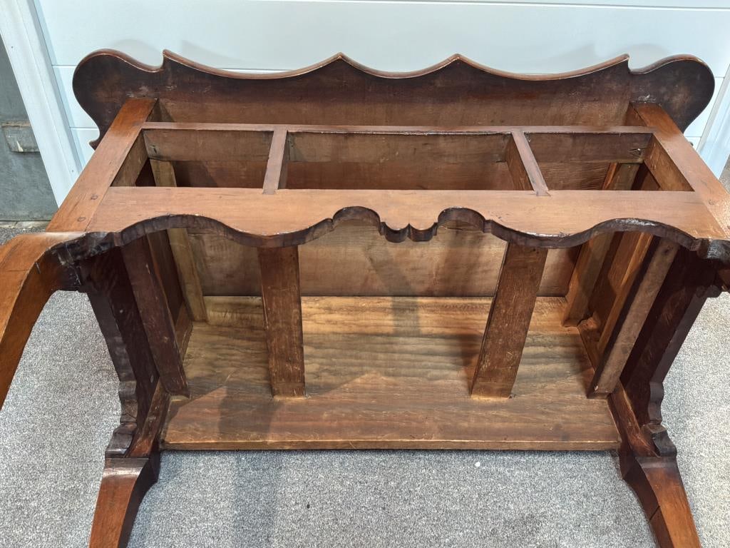 EXTREMELY RARE AND IMPORTANT QUEEN ANNE CHERRY DRESSING TABLE WITH SCALLOPED TOP Wethersfield Area, - 7