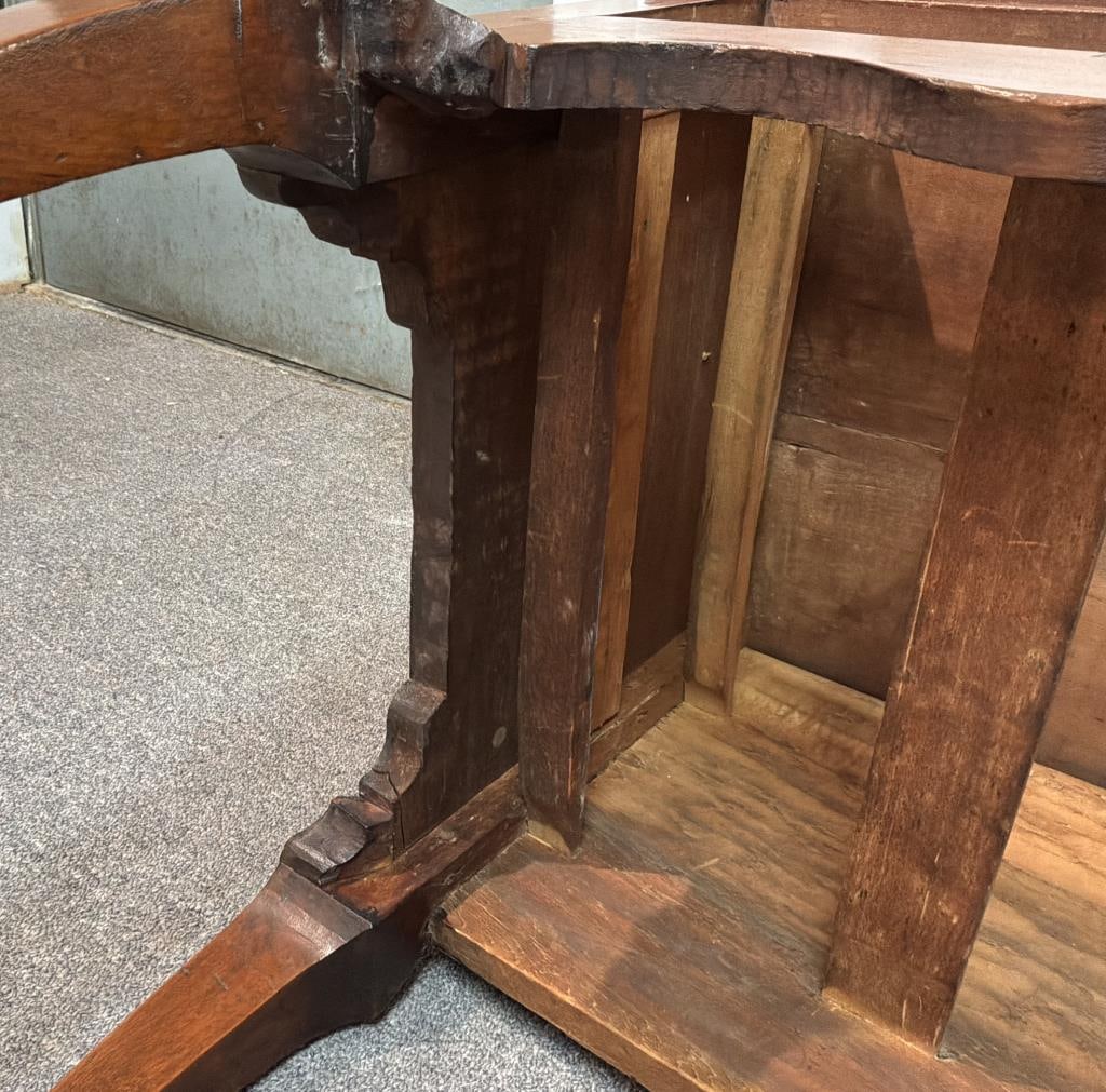 EXTREMELY RARE AND IMPORTANT QUEEN ANNE CHERRY DRESSING TABLE WITH SCALLOPED TOP Wethersfield Area, - 8
