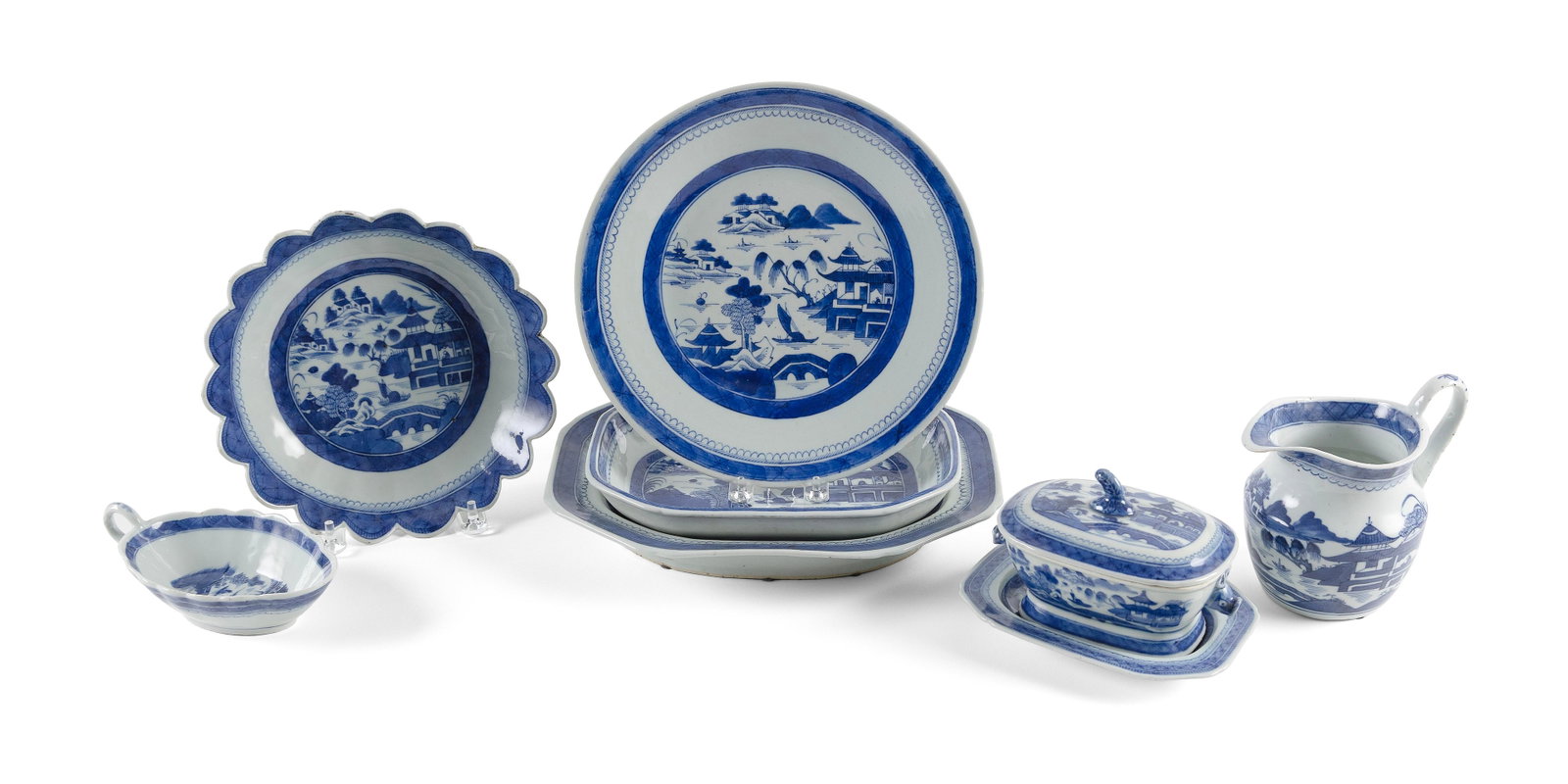 EIGHT CHINESE EXPORT CANTON PORCELAIN TABLEWARES 19th Century (1 of 17)