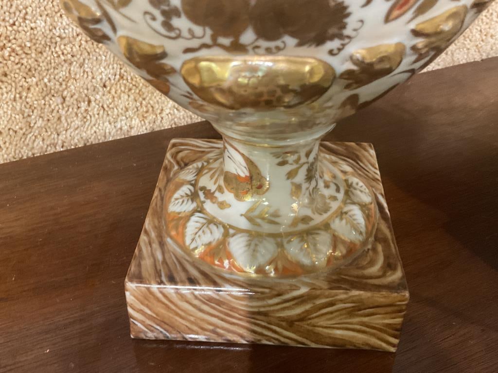 FINE PAIR OF CHINESE EXPORT PORCELAIN COVERED URNS First Quarter of the 19th Century Heights 16.5". - 10