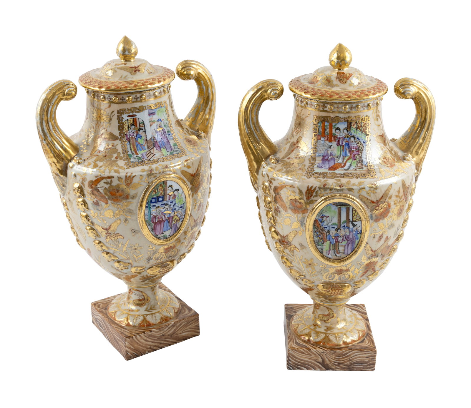 FINE PAIR OF CHINESE EXPORT PORCELAIN COVERED URNS First Quarter of the 19th Century Heights 16.5". (1 of 3)