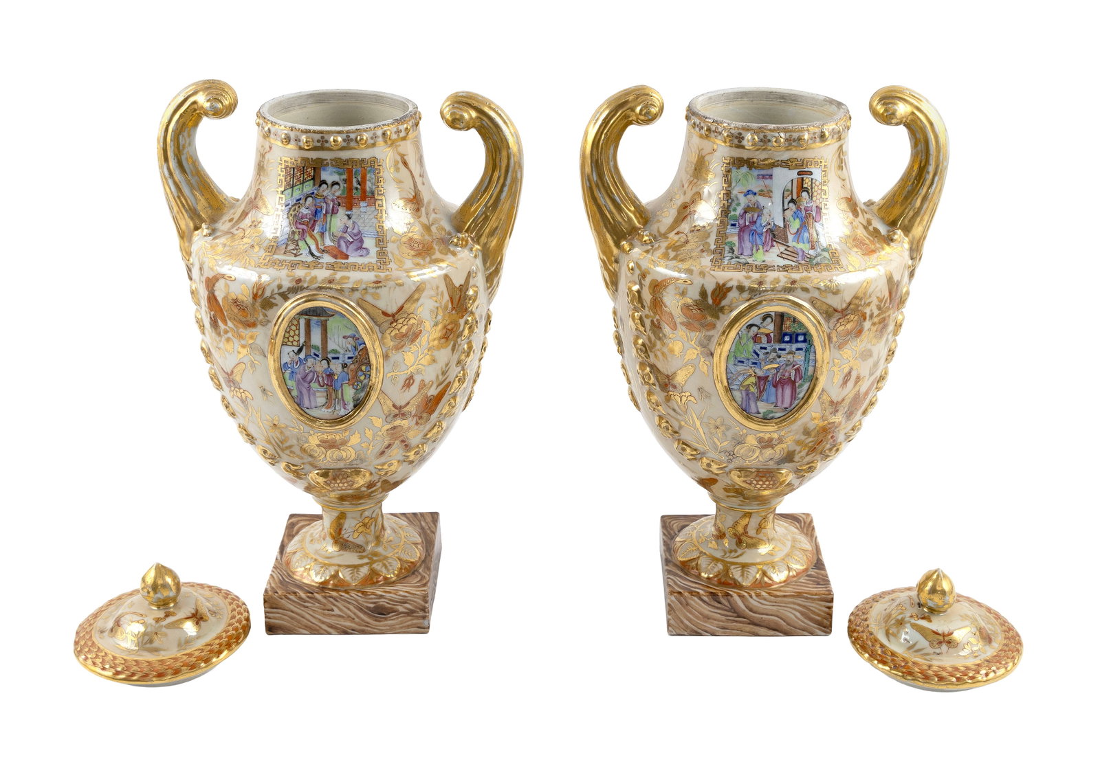 FINE PAIR OF CHINESE EXPORT PORCELAIN COVERED URNS First Quarter of the 19th Century Heights 16.5". - 2