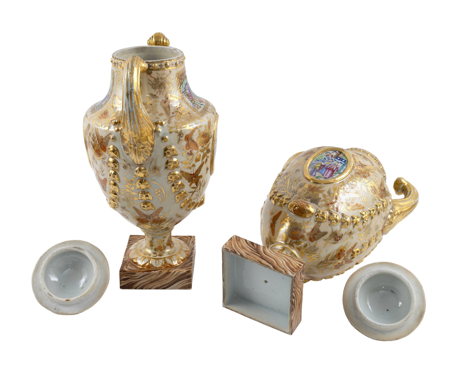 FINE PAIR OF CHINESE EXPORT PORCELAIN COVERED URNS First Quarter of the 19th Century Heights 16.5". - 3