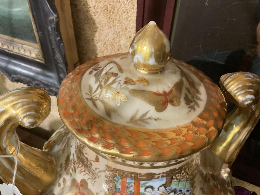 FINE PAIR OF CHINESE EXPORT PORCELAIN COVERED URNS First Quarter of the 19th Century Heights 16.5". - 5