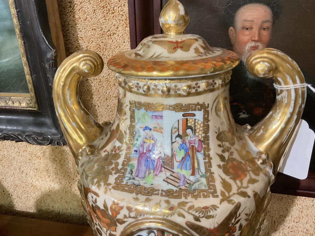 FINE PAIR OF CHINESE EXPORT PORCELAIN COVERED URNS First Quarter of the 19th Century Heights 16.5". - 7
