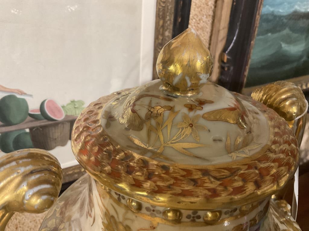 FINE PAIR OF CHINESE EXPORT PORCELAIN COVERED URNS First Quarter of the 19th Century Heights 16.5". - 8