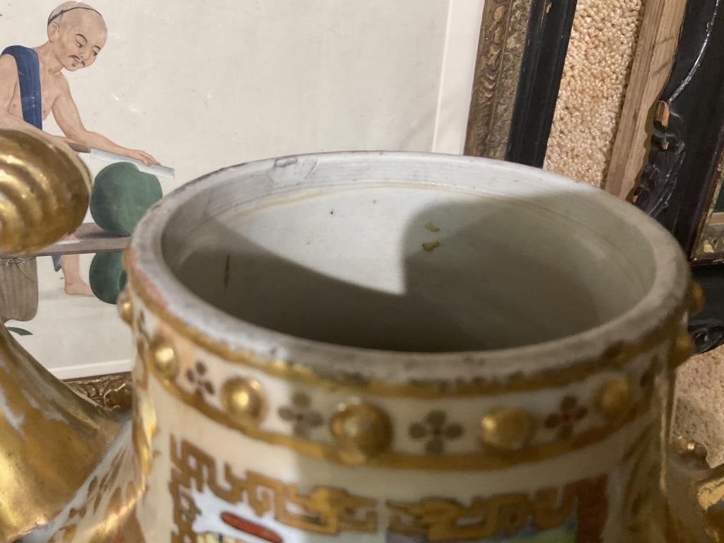 FINE PAIR OF CHINESE EXPORT PORCELAIN COVERED URNS First Quarter of the 19th Century Heights 16.5". - 9